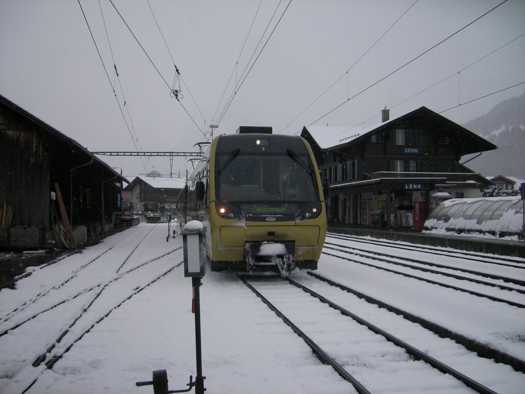 Ein Regionalzug der GoldenPassLine auf Gleis 3 in Lenk im Simmental