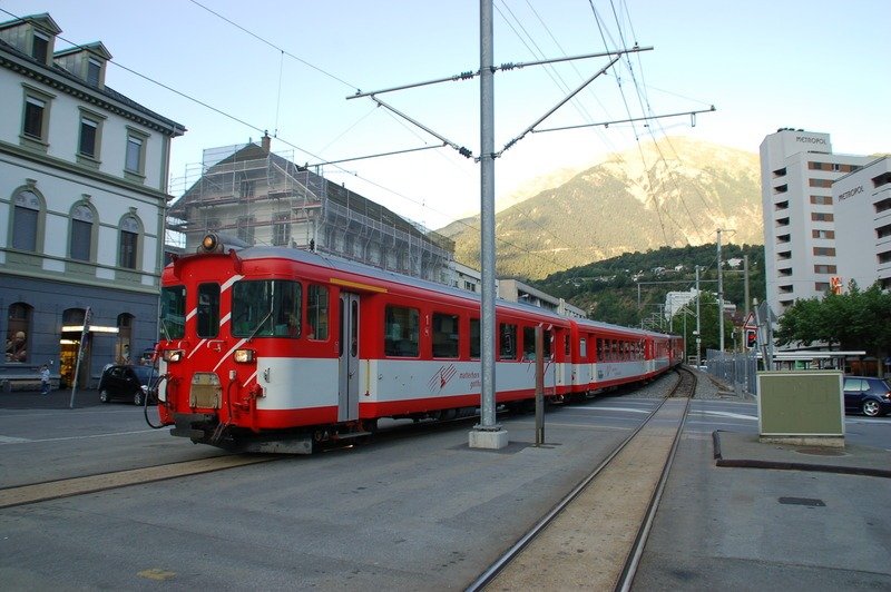 Ein Regionalzug der Matterhorn Gotthard Bahn fuhr am Abend vom 4. August 2009 den Briger Bahnhofplatz auf.