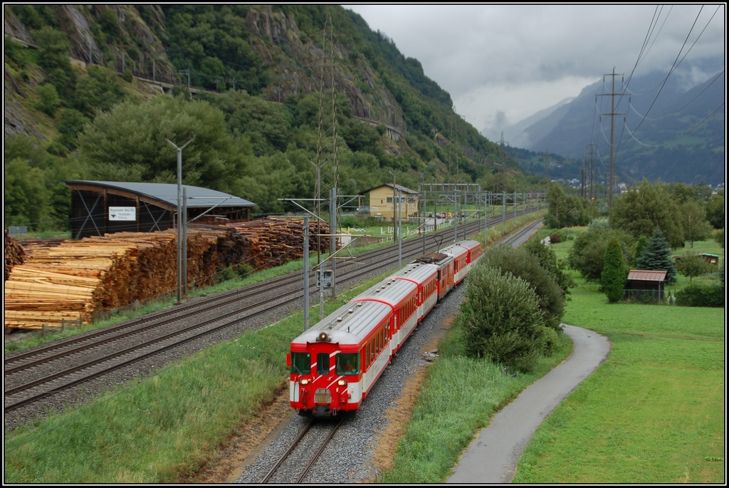 Ein Regionalzug der Matterhorn Gotthard Bahn fhrt hier in der Nhe der Kreuzungsstelle Gamsensand (zwischen Brig und Visp) in Richtung Visp. Links oben die BLS-Strecke nach Goppenstein (15. August 2008).