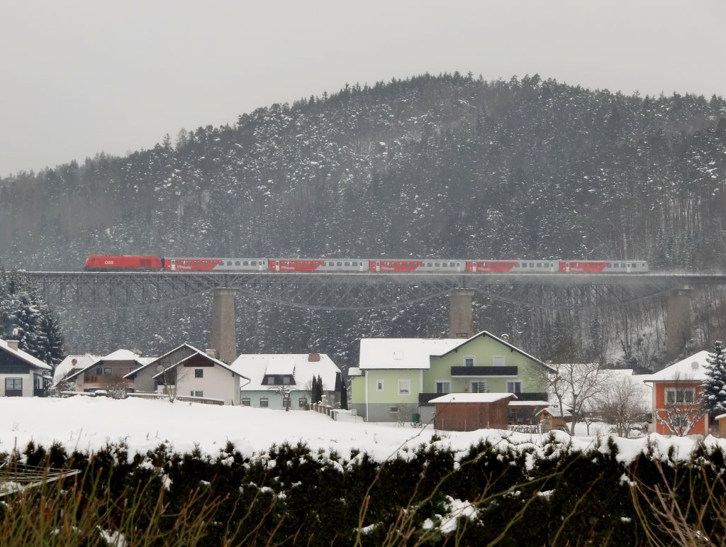 Ein Regionalzug mit einer Hercules-Lokomotive als Triebfahrzeug berquert am 11.12.2010 das Lafnitztal, einen knappen Kilometer vom steirischen Bahnhof Rohrbach-Vorau entfernt.