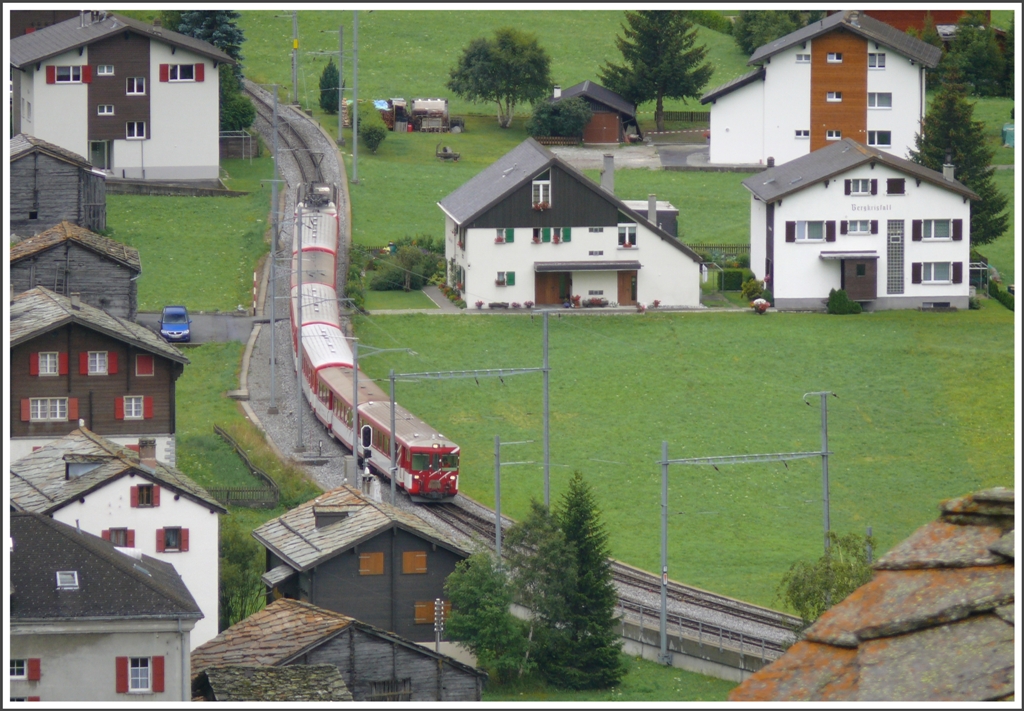 Ein Regionalzug nach Brig fhrt in die Station Randa ein. (15.08.2010)