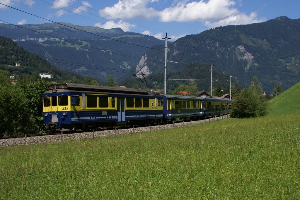 Ein Regionalzug nach Lauterbrunnen bzw. Grindelwald verlsst am 9.8.10 Wilderswil. An der Spitze befindet sich der ABeh 4/4 II 312.