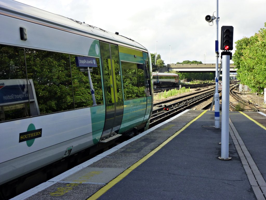 Ein Regionalzug der Southern nach London Victoria am 4.9.2011 in Gatwick Airport. Im Hintergrund ein Gatwick Express Zug.