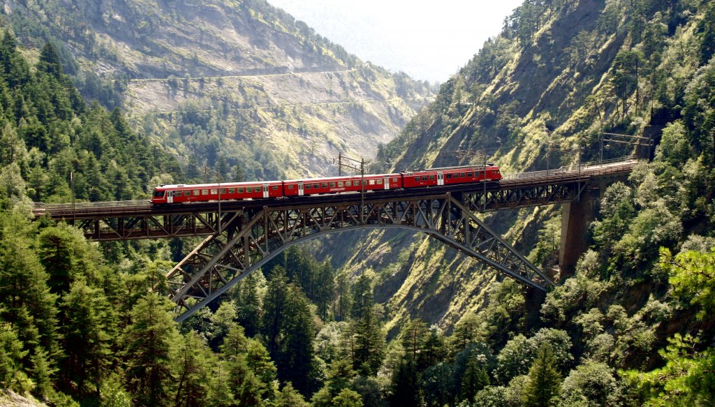 Ein Regionalzug berfhrt das Bietschtalviadukt f.knapp@web.de
