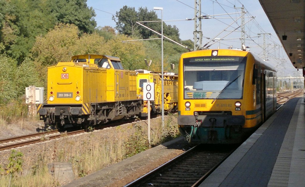Ein RegioShuttle der ODEG und ein Instandsetzungszug der DB Netz AG im Bahnhof Jterbog am 02.10.2012. (c) by Vico Schulze