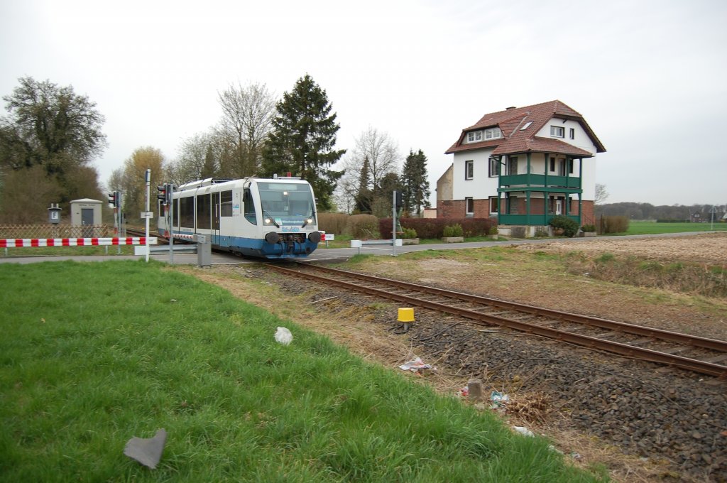 Ein Regiosprinter der DKB ist hier am Abend des 7.4(wg. Kommentar 6 ).2010 am Bahnbergang in Gnhoven mit gut 100 Km/h Richtung Rheydt unterwegs. 19:14 h