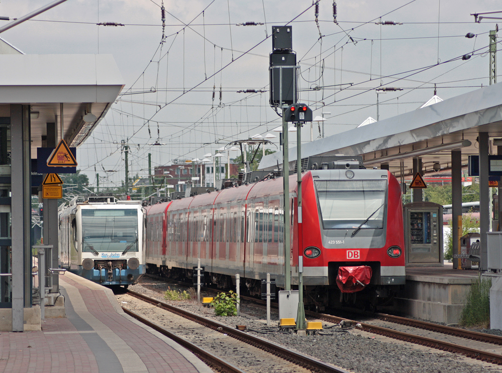 Ein Regiosprinter der Rurtalbahn und 423 551-1 als S12 nach Au(Sieg) in Dren Hbf, 13.6.10