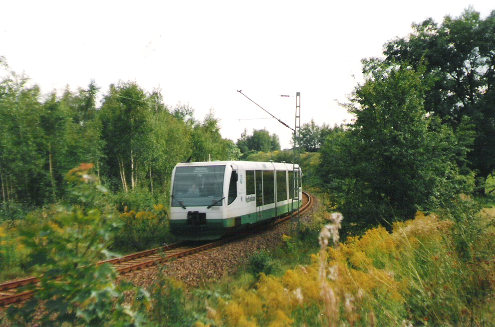 Ein Regiosprinter der Vogthlandbahn rollt am 04.08.1998 in das Gleisfeld des Zwickauer Rangierbahnhofes.