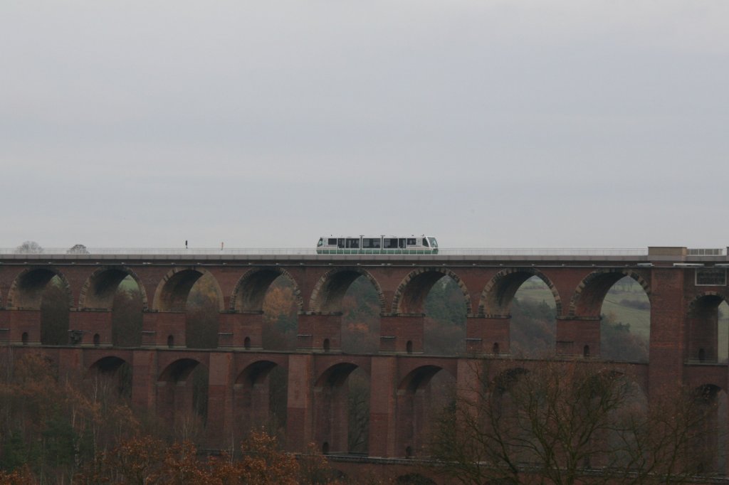 Ein Regiosprinter der Vogtlandbahn berfhrt am 13.11.09 das Gltzschtalviadukt.
