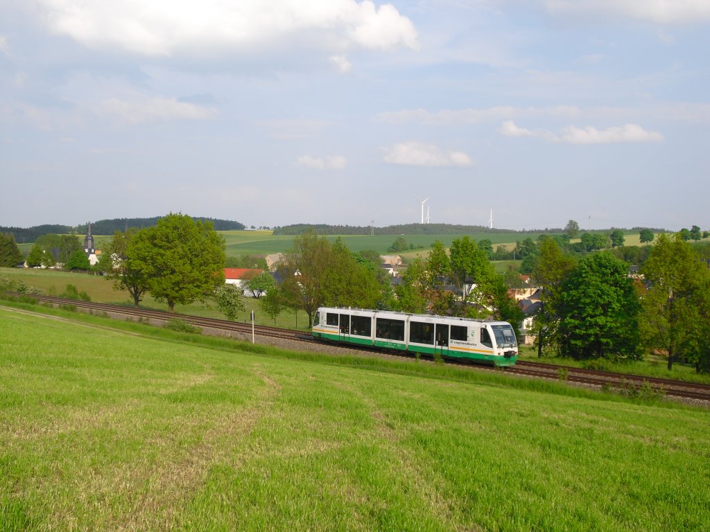 Ein Regiosprinter der Vogtlandbahn ist im wunderschnen Vogtland unterwegs. Aufgenommen in Limbach/V. am 29.05.10.