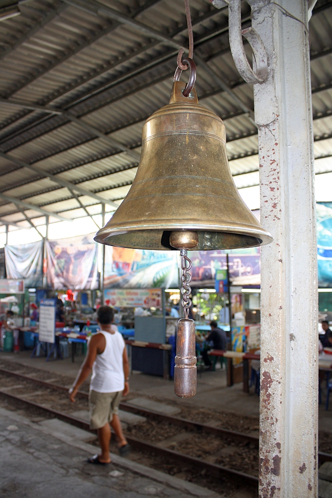 Ein Relikt aus lngst vergangenen Tagen, in Thailand noch immer im Einsatz: die Bahnhofsglocke. Bf. Mae Klong am 27.Mrz 2010.