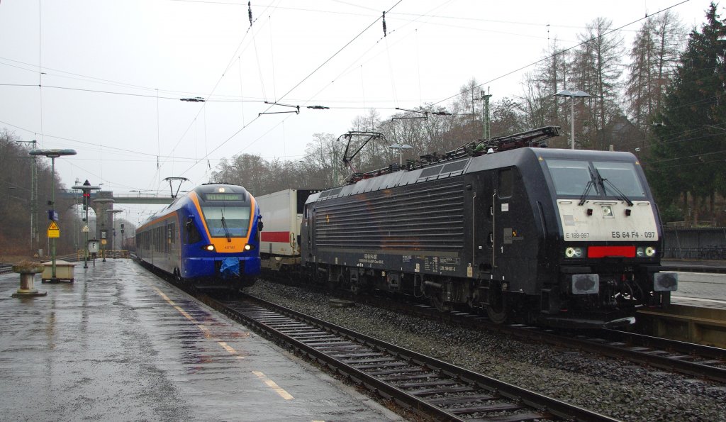 Ein Rennen auf regennasser Fahrbahn lieferten sich 189 997-0 (ES 64 F4-097) und 427 507 welches die Cantus jedoch aufgrund ihres Planhaltes zwangslufig verlor. Aufgenommen am 21.03.2010 in Eichenberg.