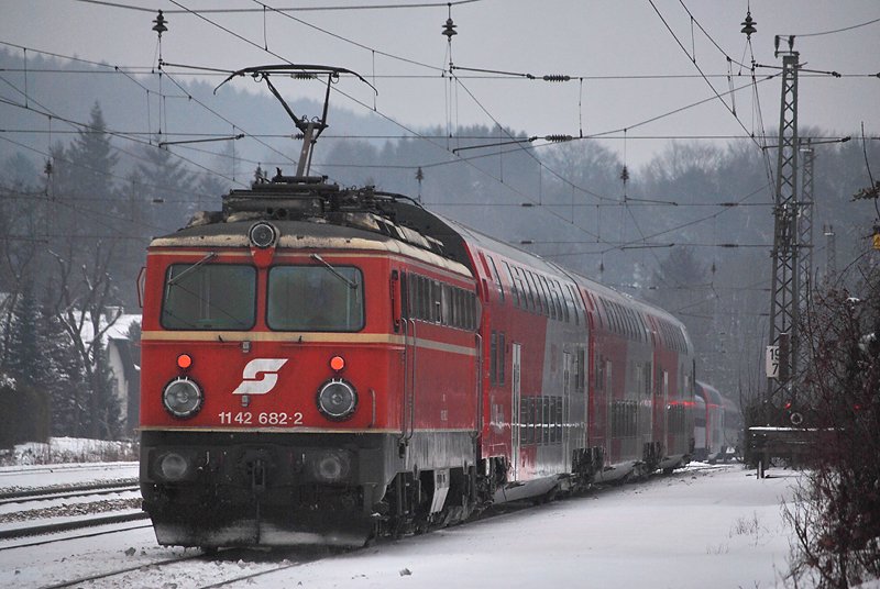 Ein REX nach Wien West, geschoben von Altlack 1142 682, bei der Ausfahrt aus Tullnerbach-Pressbaum. (12.2.2010)