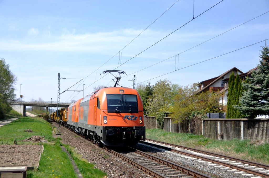 Ein Richtiges Schmankerl heute auf der Neckar Alb Bahn die RTS 1216 902 mit sehr langem Bauzug in Metzingen(W�rtt)ri.Plochingen am 25.4.10