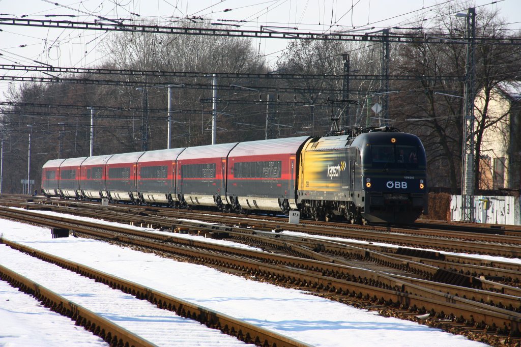 Ein RJ rollt nach Breclav hinein - aber die Lok passt ja berhaupt nicht zum Farbschema des Zuges - wo war da der Designer ??? - 21/02/2013