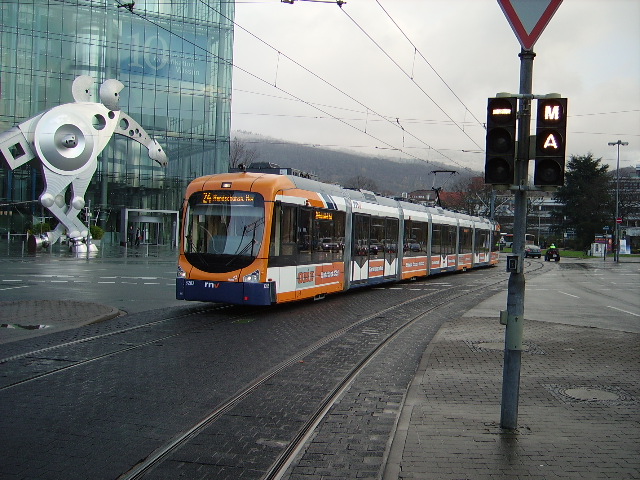 Ein RNV Straenbahn in Heidelberg am Hbf am 26.11.10
