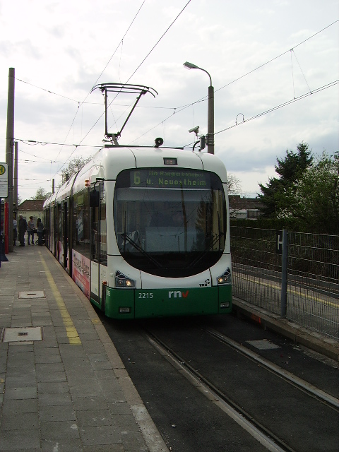 Ein RNV Variobahn am 03.04.11 in Mannheim am Maimrkt Gelnde 