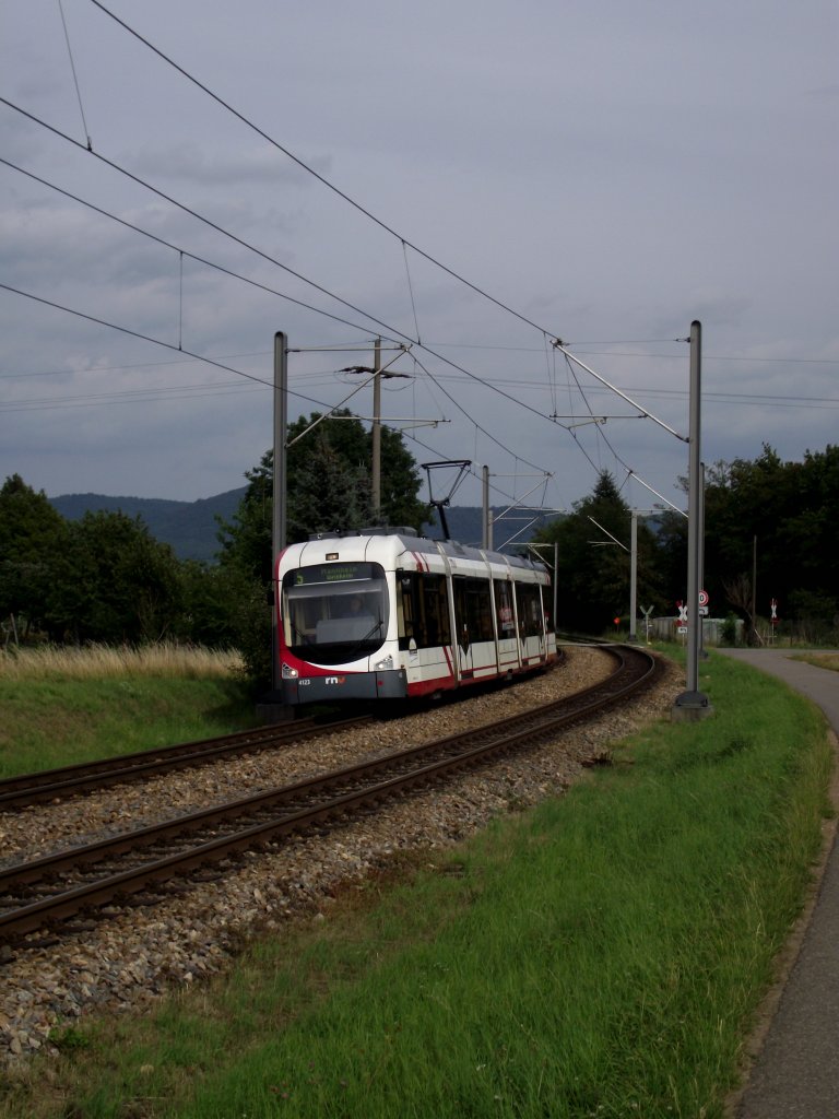 Ein RNV Variobahn (RNV6) in Edingen am 15.07.11
