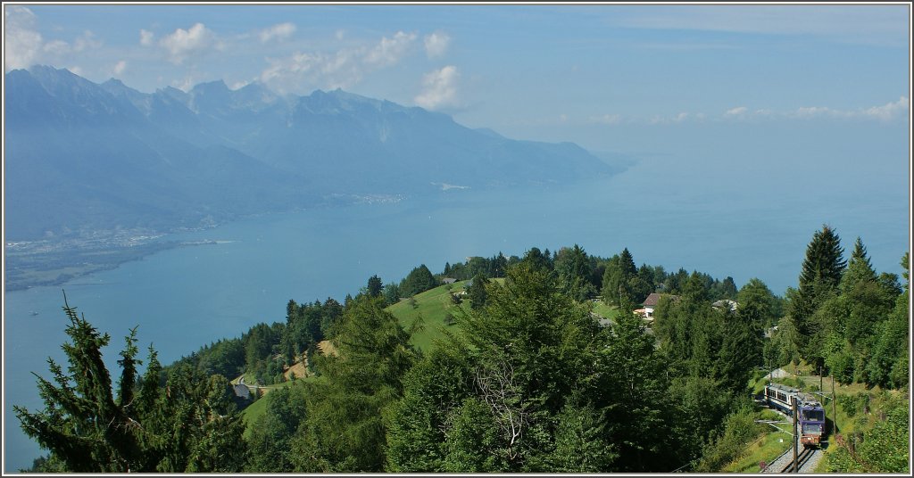 Ein Rochers-de-Naye Zug bei Haut de Caux auf dem Weg ins Tal.
(14.08.2012)