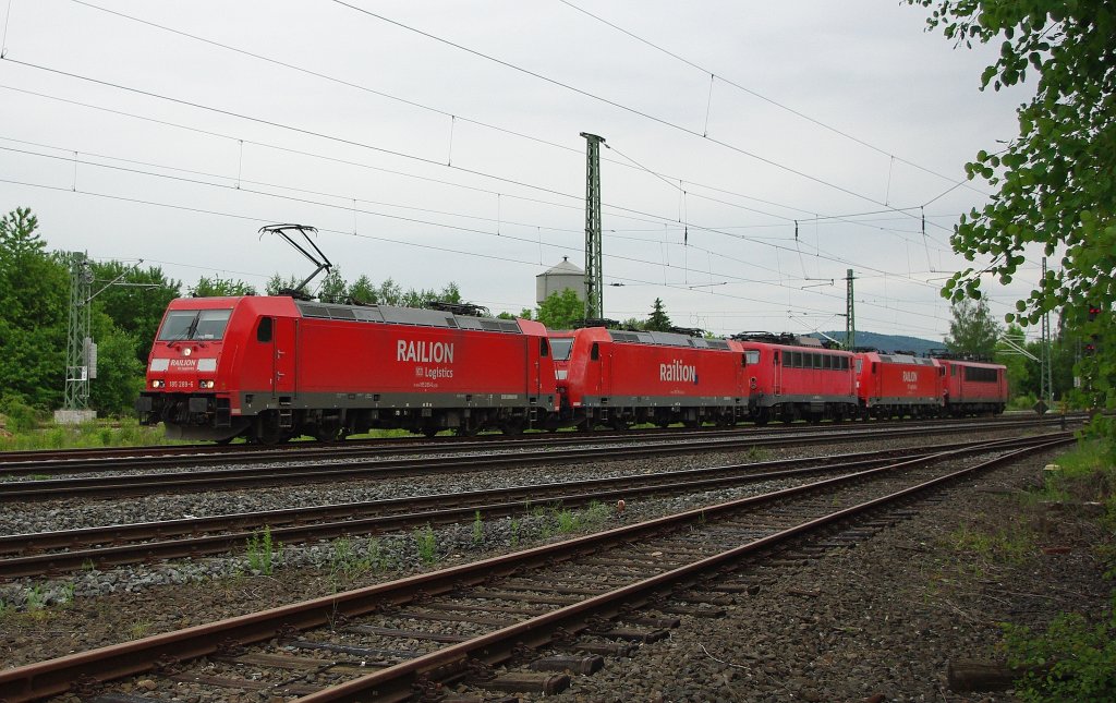 Ein roter Lokzug in Richtung Norden. Bestehend aus 185 289-6 (Zuglok), 185 186-4, 140 003-5, 185 292-0 und 155 198-5. Aufgenommen am 01.06.2010 in Eschwege West.