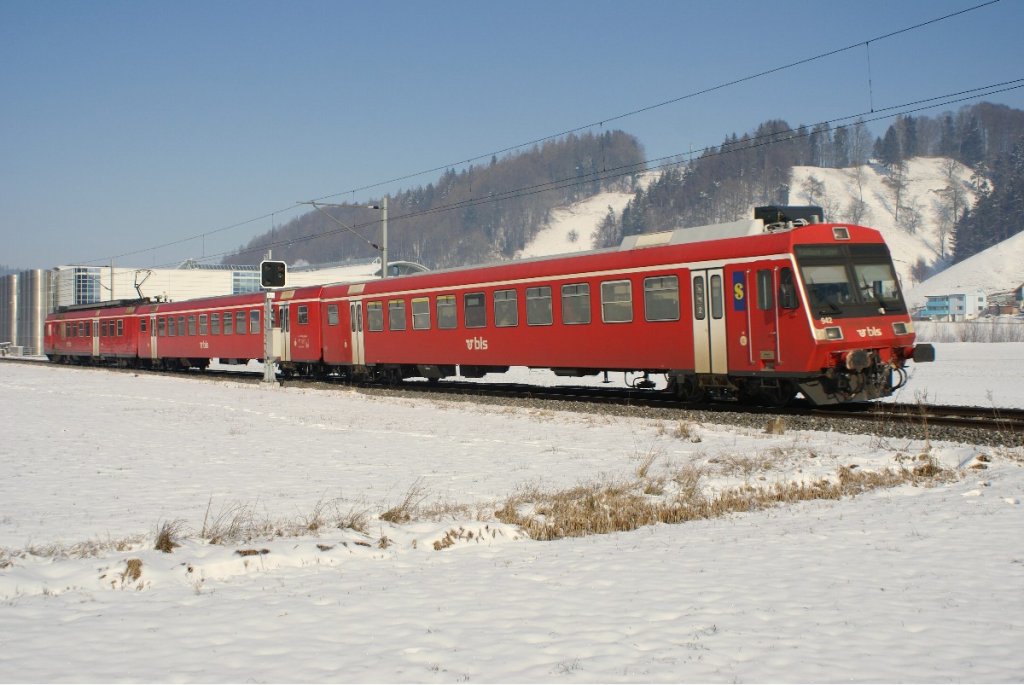 Ein roter Pendelzug der BLS fhrt am 16.2.10 von Willisau Richtung Menznau.	
