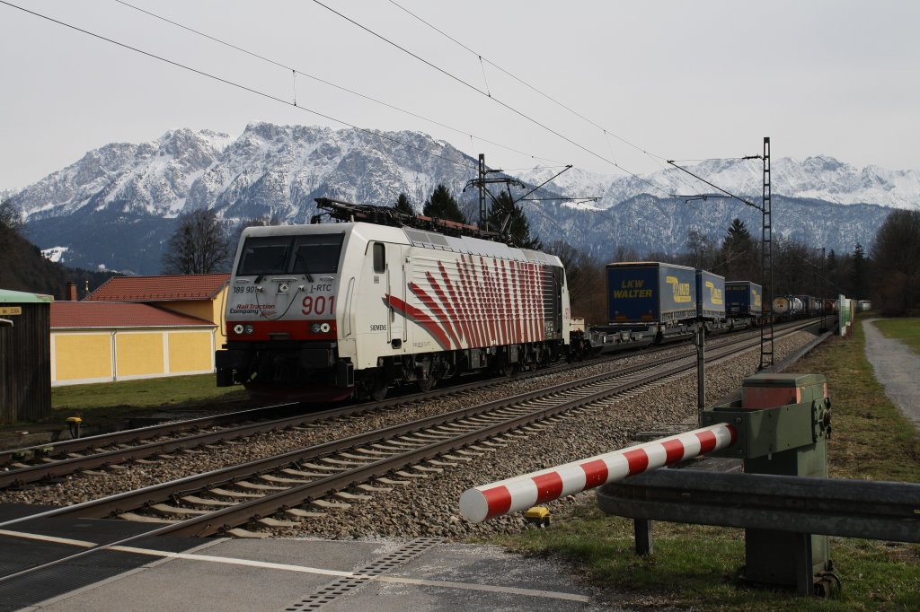 Ein Rotes Zebra von Lokomotion. 189 901-2 ist mit einem Kombiverkehr am 20.3.2013 nach Mnchen unterwegs. Hier am Bahnbergang von Niederaudorf. Im Hintergrund das Kaisergebirge auf sterreichischer Seite.
