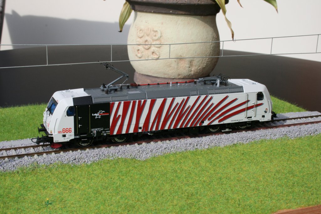 Ein rotes Zebra! Lokomotion 666 auf Roco basis.