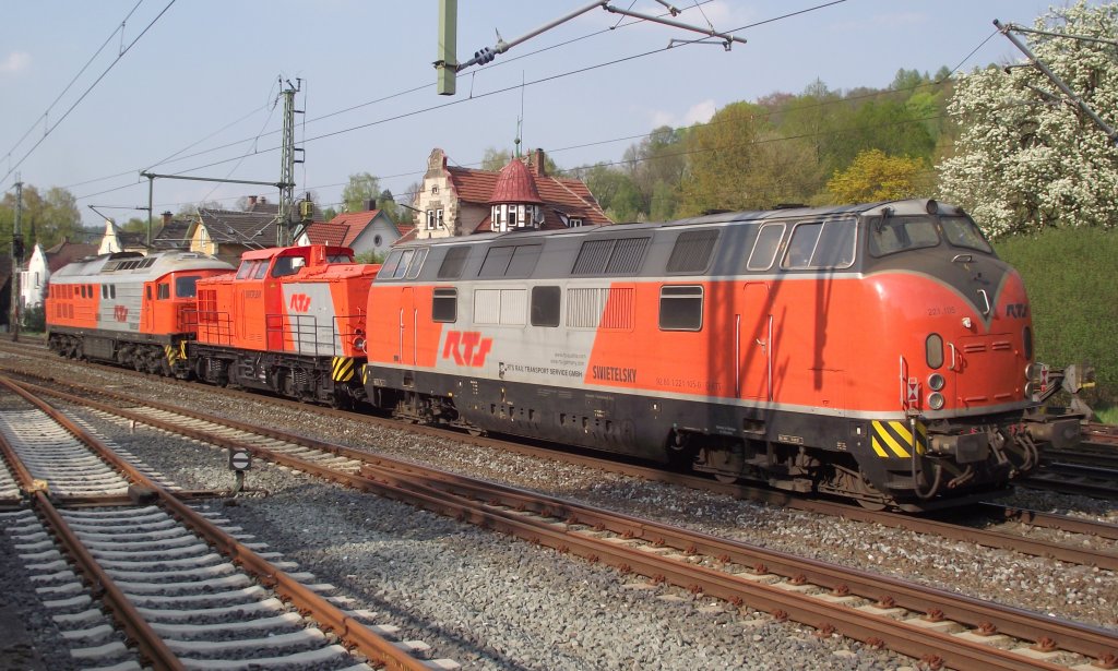 Ein RTS Lokzug, bestehend aus der 230 077-0, der 293 004 und der 221 105-0 wartet am 22. April 2011 am Ausfahrsignal in Kronach auf die berholung durch einen ICE.