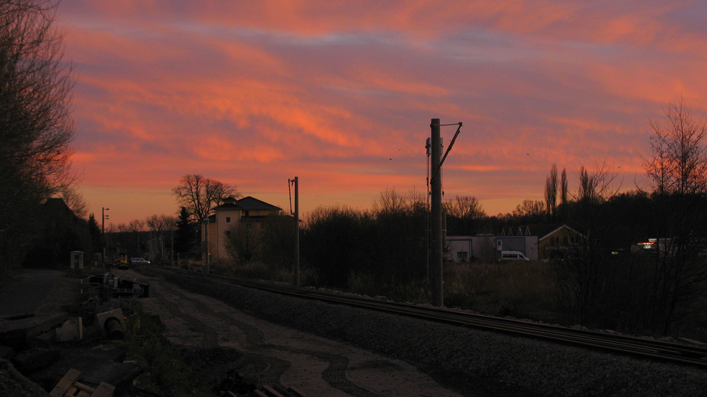 Ein Rckblick auf bauliche Tage zeigt dieses Bild. Aufgenommen am letzten warmen Tag des Jahres, dem 14.11.2010 (bis zu 15C), zeigt es den Sonnenuntergang ber der KBS 202 und dem Ort Bestensee.