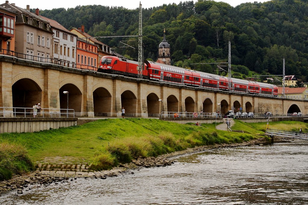 Ein S-Bahmzug aus Schna hat gerade den Haltepunkt  Knigstein  verlassen und ist unterwegs in Richtung pirna und Dresden. (Aufnahme am 30.08.2012 vom Personendampfer  Meissen  aus)
