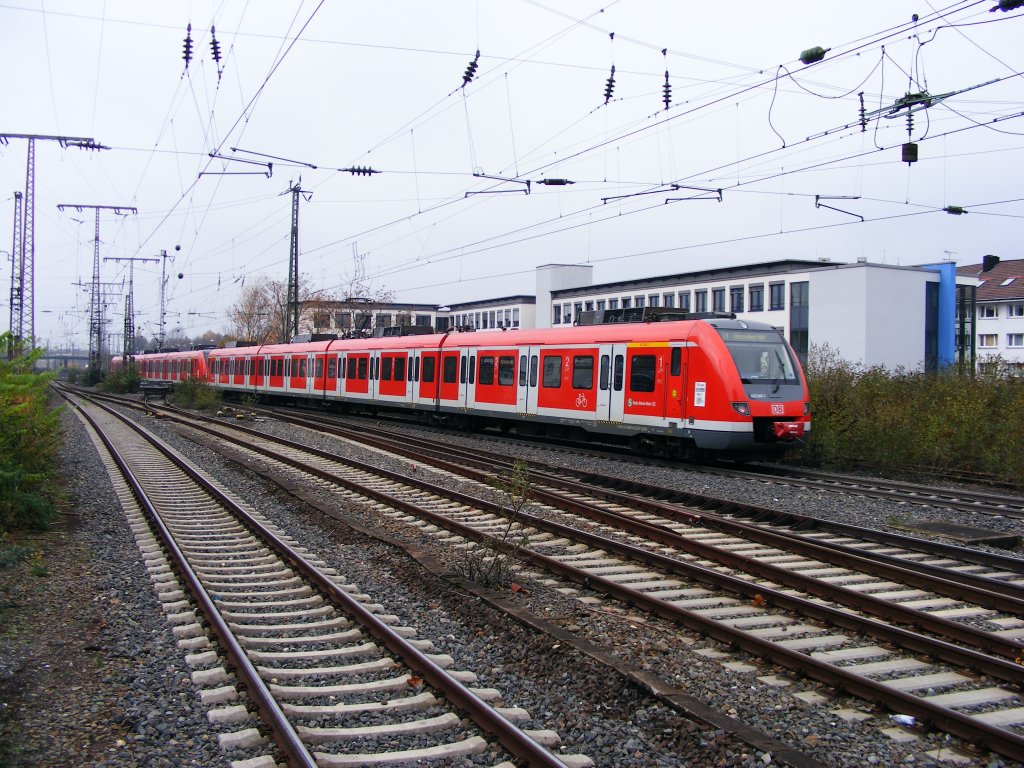 Ein S-Bahn-Triebzug der DB-Baureihe 422 bei der Ausfahrt aus dem Essener Hbf am 11. November 2009.
