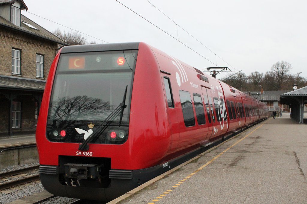 Ein S-Bahnzug am Bahnhof Klampenborg der: 15-01-12 