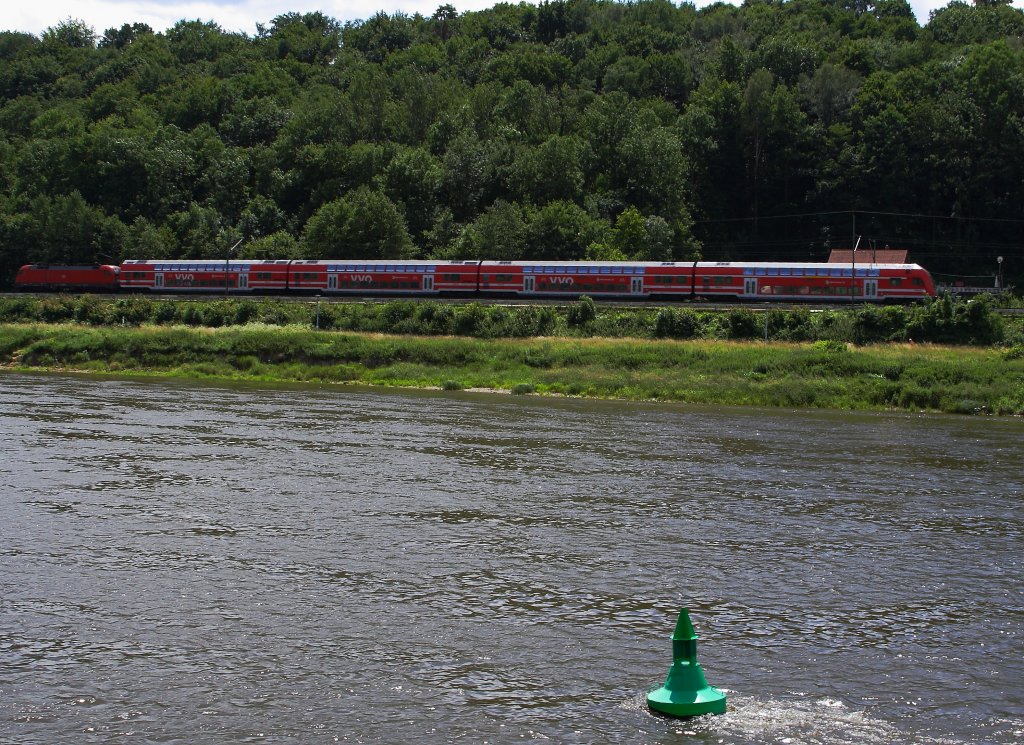 Ein S-Bahnzug, aus Dresden kommend, ist am 23.06.2012 unterwegs im Elbtal in Richtung Schna. Die Aufnahme erfolgte von einem Dampfer der Schsischen Dampfschiffahrtsgesellschaft aus.