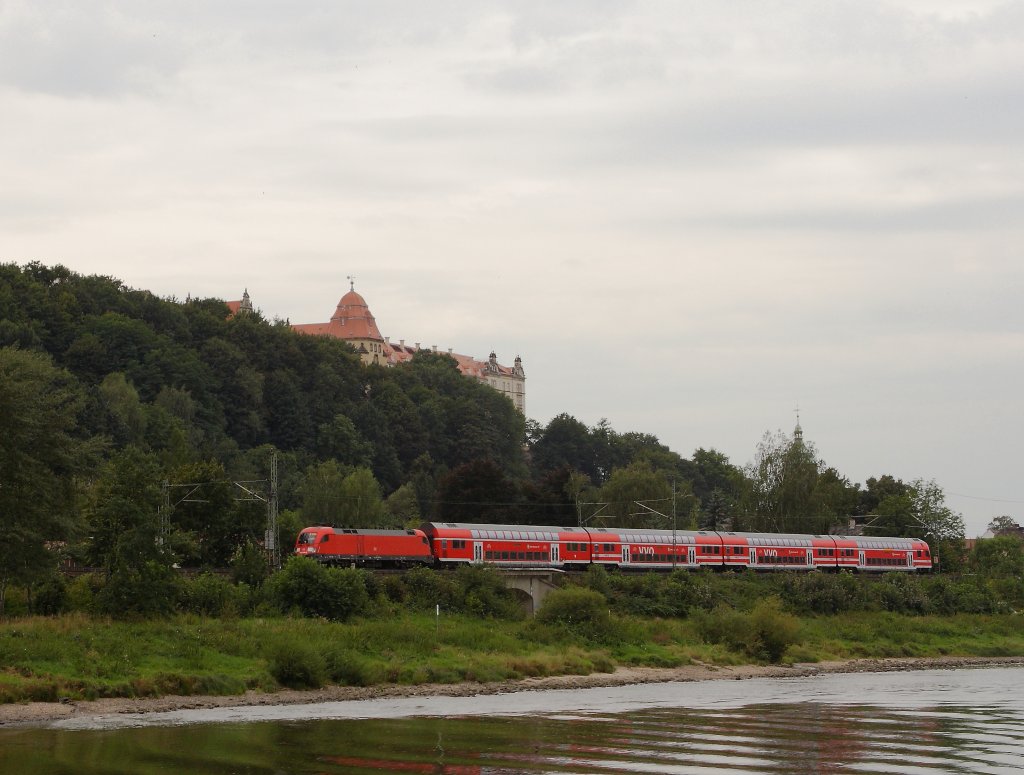 Ein S-Bahnzug, aus Dresden kommend und mit Ziel Sch�na, passiert am 30.08.2012 gerade das in Pirna gelegene Schlo�  Sonnenstein . Die Aufnahme entstand vom Personendampfer  Meissen  auf der Elbe aus.
