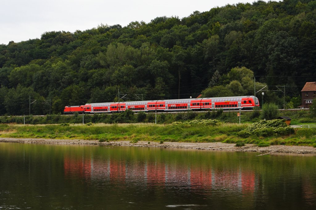 Ein S-Bahnzug der Linie Dresden-Schna hat am 30.08.2012 soeben den Bahnhof Pirna verlassen und ist unterwegs im Elbtal in Richtung Bad Schandau und Schna. (Aufnahme vom Personendampfer  Meissen  aus)