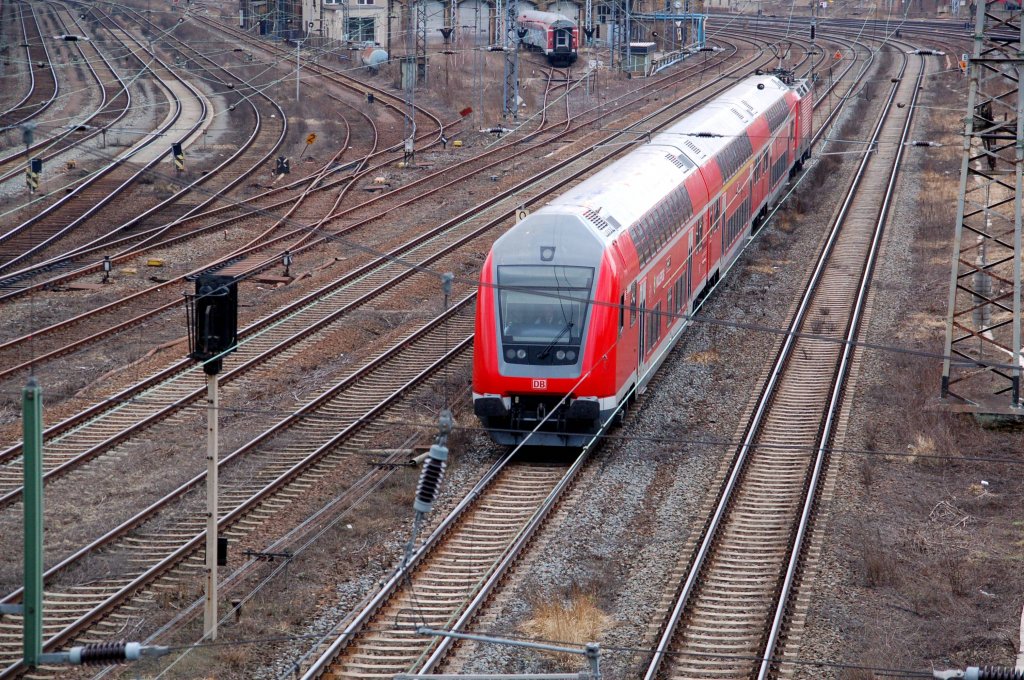 Ein S-Bahnzug der Linie Halle - Leipzig fhrt am 14.03.10 am Rbf Halle(S) vorbei Richtung Magdeburg. War sicher eine berfhrung.