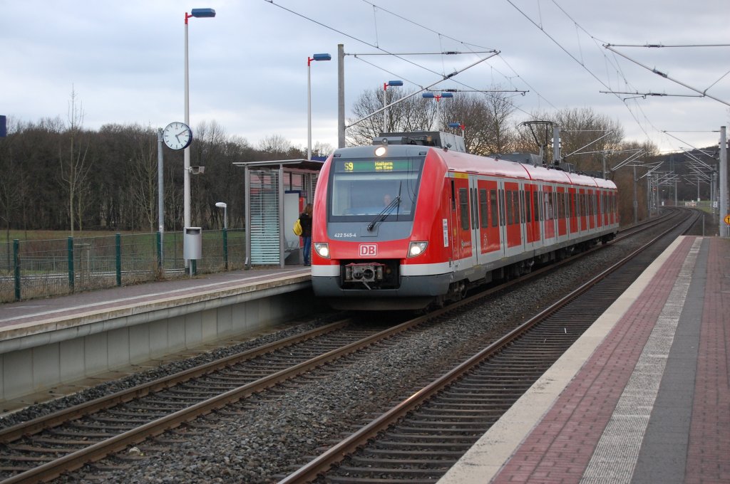 Ein S-Bahnzug der Linie S9 ist so Eben in Velbert Rosenhgel eingefahren um dann nach kurzem Halt seinen Weg nach Haltern am See fort zu setzen. Bei dem Triebwagen handelt es sich um den 422 545-4. Foto vom 20.3.2010