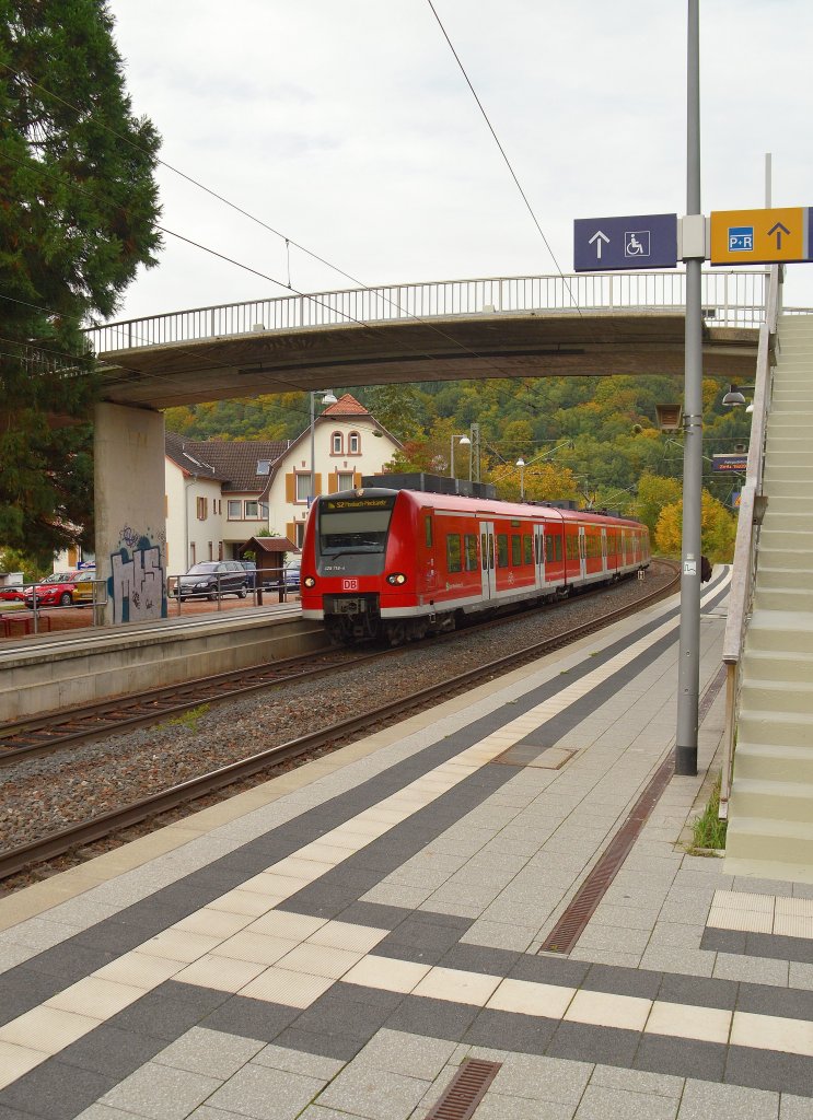 Ein S2 Zug nach Mosbach/Neckarelz am Abend des 13.10.2012 in Neckargerach. Es ist der 425 718-4 der hier unter der Fugngerbrcke zu sehen ist.