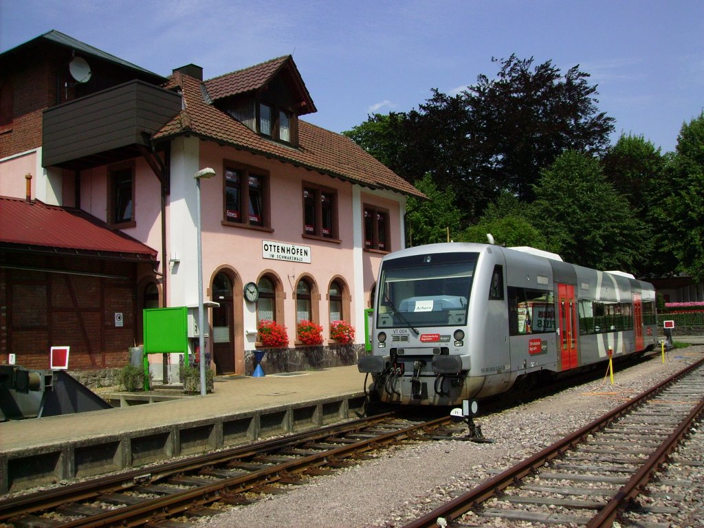 Ein Sachse in Baden! Leih-VT 004 der MRB hat als SWE 71718 am 27.07.2012 den Bahnhof Ottenhfen (im Schwarzwald) erreicht und wird als SWE 71723 wieder zurck nach Achern fahren.