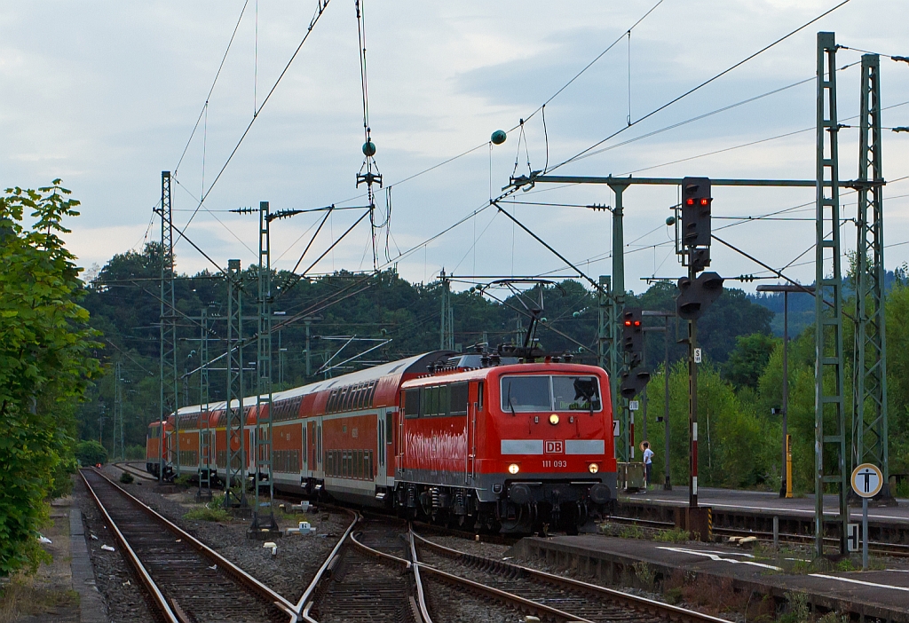 Ein Sandwich auf Dienstfahrt - 111 093 mit 4 DoSto und eine weitere 111 er durchf�hrt am 15.08.2012 den Bahnhof Betzdorf/Sieg in Richtung Siegen. Ich gehe davon aus das diese Garnitur f�r den ersten Umlauf (10902) des RE 9 (Rhein-Sieg-Express) 4:54 ab Siegen f�r den n�chsten Tag bestimmt ist, und in Siegen abgestellt wird.