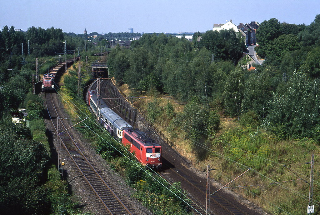 Ein Sandwich aus 140 417 und 141 300 ist als CB5635 zwischen Dortmund Hbf und Hrde unterwegs, aufgenommen von der Brcke der B1 bei Barop, 16.08.1994.