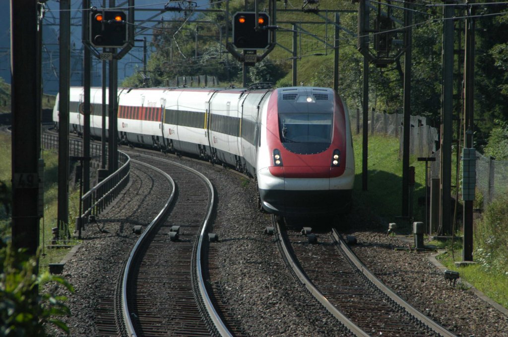 ein SBB RABDe 500 (ICN) schl�ngelt sich durch die engen Gleisb�gen auf der oberen Tasse bei Wassen in Richung Erstfeld, 18.08.09
