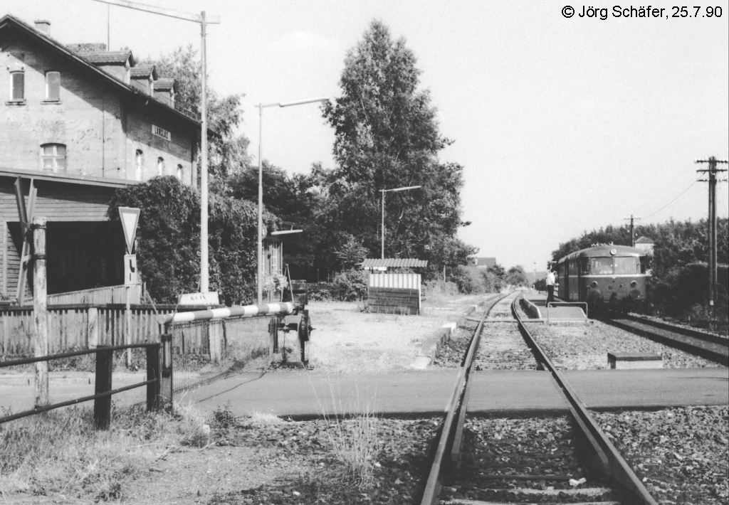 Ein Schienenbus stoppt auf dem Weg nach Gunzenhausen in Langlau. Am 25.7.90 waren alle Signale und Nebengleise im Bahnhof noch weitgehend intakt. 