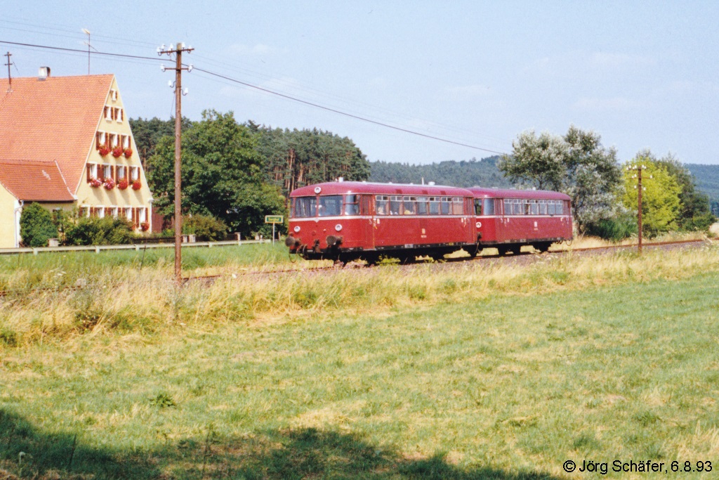 Ein Schienenbusprchen auf der Fahrt von Pleinfeld nach Gunzenhausen am 6.8.93 bei Sorghof.