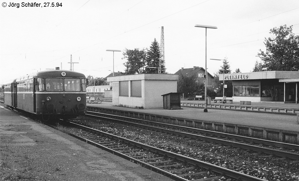 Ein Schienenbusprchen wartet am 27.5.94 auf Gleis 4 in Pleinfeld auf den Anschlusszug aus Nrnberg. 


