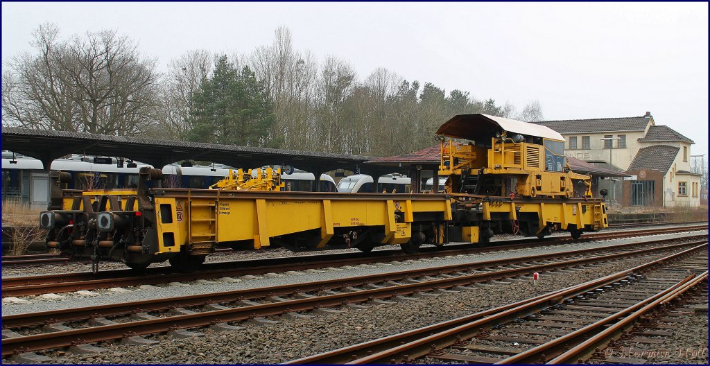 Ein Schienenladewagen SLW 6 der RCN railcenter Nrnberg steht fr den zweigleisigen Ausbau der Strecke OL - WHV abgestellt auf Bahnhof Sande. 03/03/2012