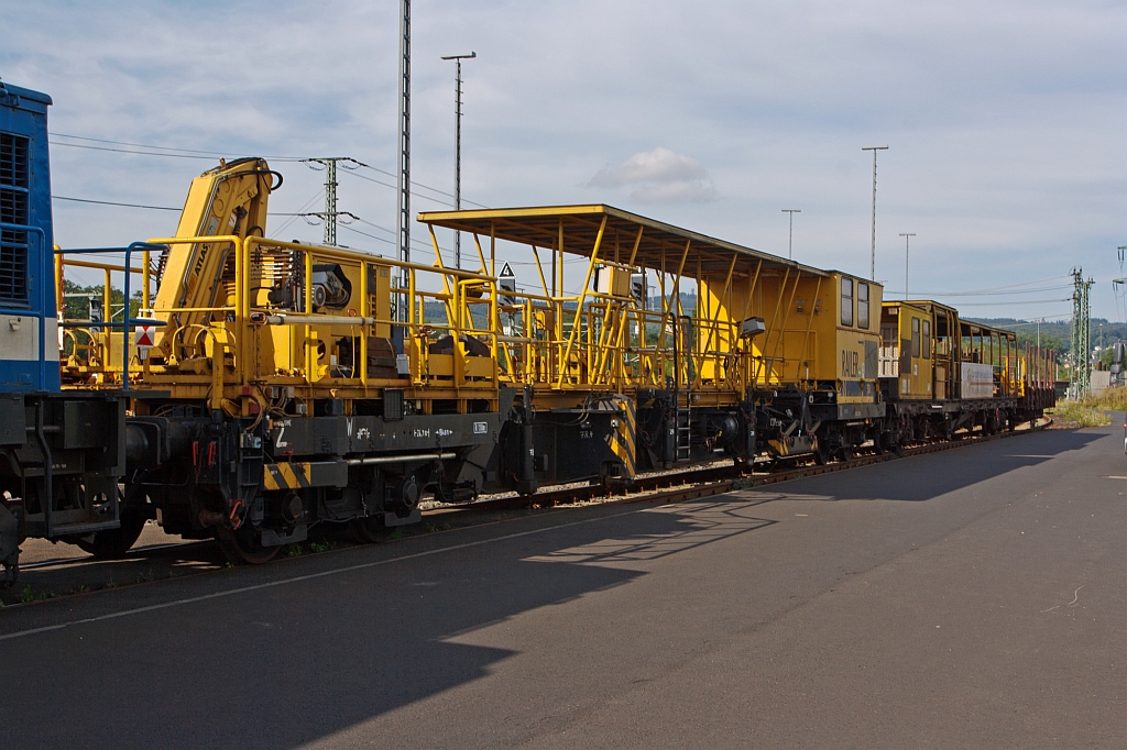 Ein Schienenwechselzug von Vossloh Rail Center B�tzow GmbH abgestellt am 02.09.2012 beim ICE-Bahnhof Montabaur. 
Zu sehen links der RAILER 3000 / Wechselmodul (Schweres Nebenfahrzeug Nr. 97 35 53 901 57 - 8), das Eigengewicht betr�gt 48,5 t; rechts der AAW 3 Aufnahme- und Abzugswagen  (Schweres Nebenfahrzeug Nr. 97 30 15 903 57-6), das Eigengewicht betr�gt 34,0 t. Wie es funktioniert kann man in einer Animation unter http://www.vossloh-rail-services.com/schienenwechsel/swf_de/VOS_start.swf sehr gut sehen. 
Man darf es aber nicht mit einem Umbauzug verwechseln, da hiermit nur die Schienen getauscht werden, bei einem Umbauzug wird das ganze Gleisbett erneuert.