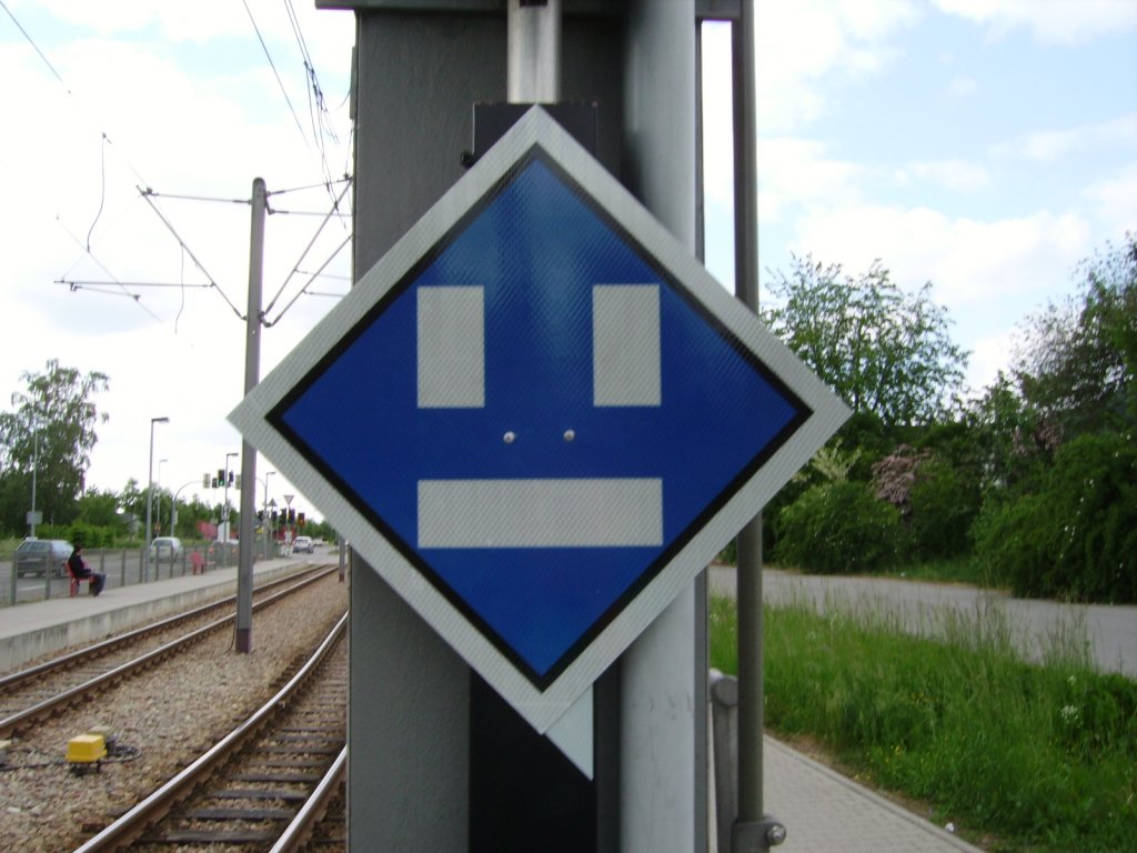 Ein Schild des RNV in Dossenheim das wie ein Smiley aussieht wie ich finde am 03.05.11