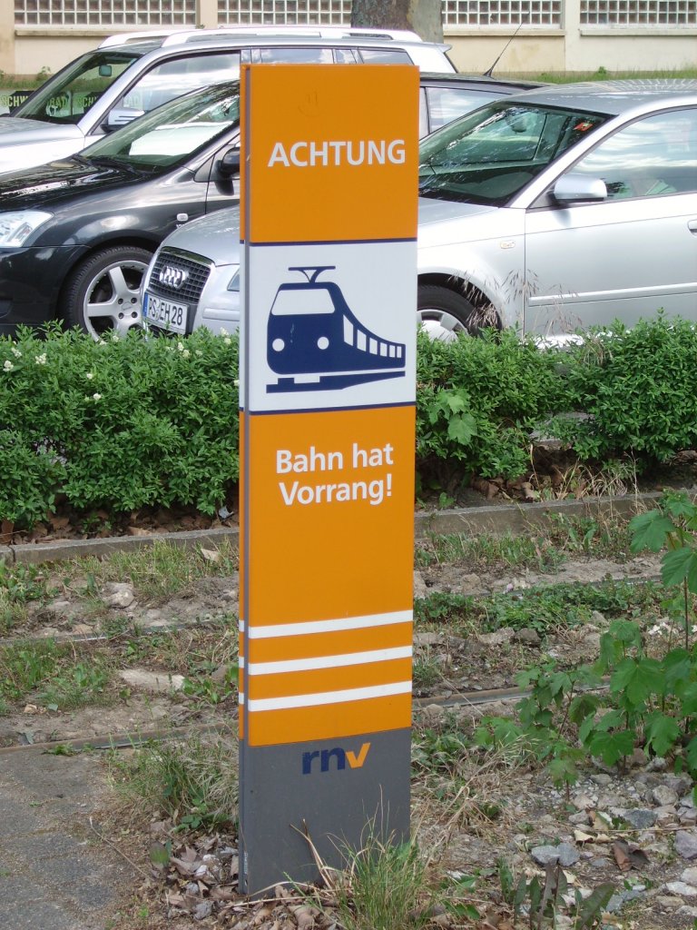 Ein Schild des RNV fr Fgnger in Heidelberg das darauf hinweist dass die Bahn Vorrang hat am 21.05.11 