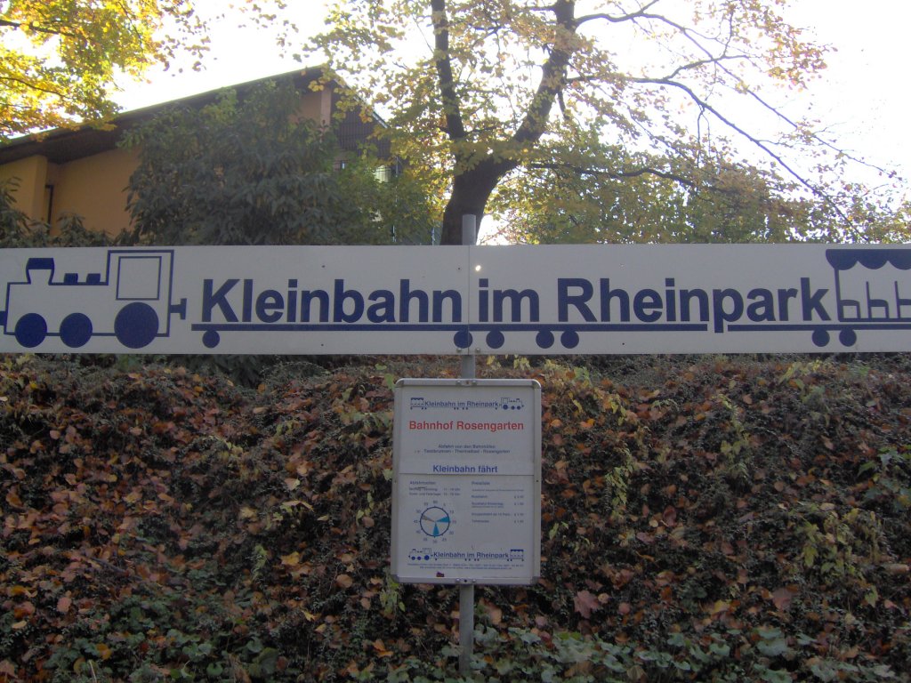 Ein Schild im Rheinpark in Kln von der Kleinbahn im Rheinpark.